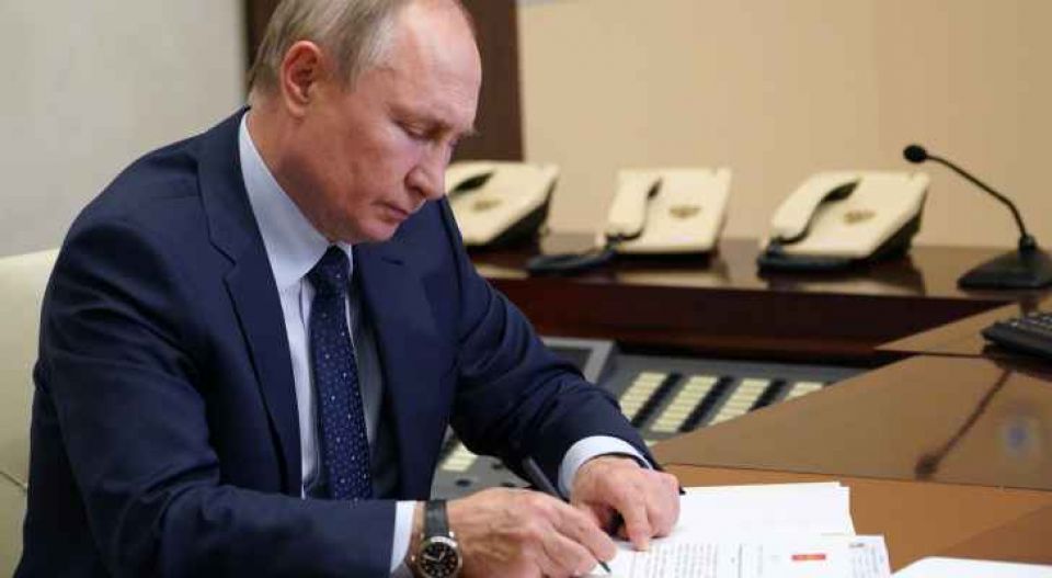 بوتين يوقّع مرسوماً يجبر «الدول غير الصديقة» على فتح حسابات بالروبل في روسيا لشراء الغاز