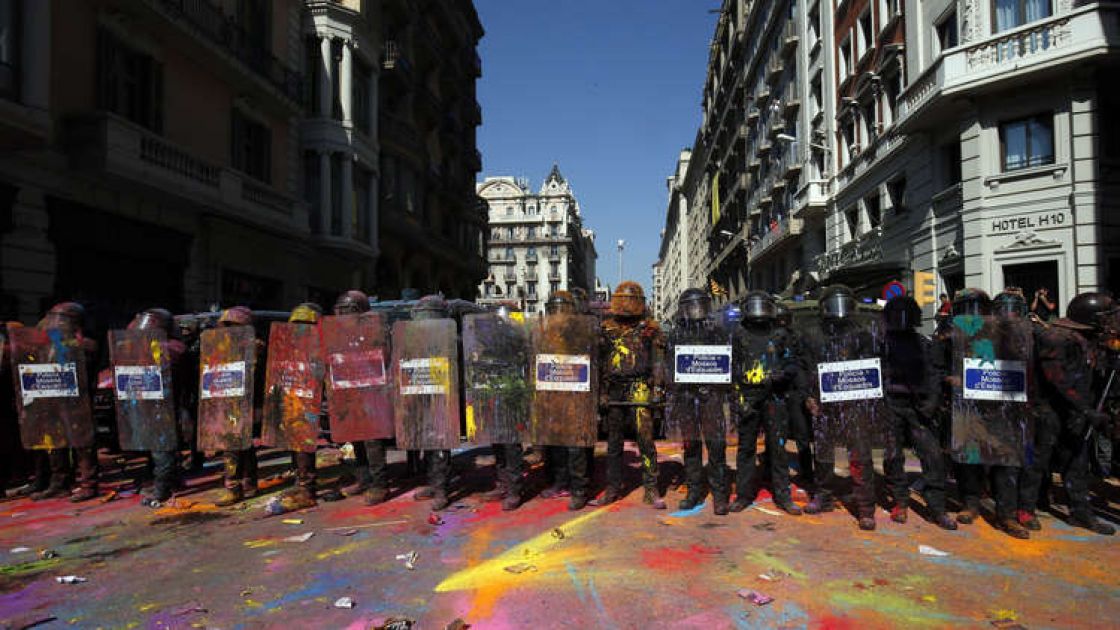 مواجهات بين الشرطة الإسبانية ومتظاهرين في برشلونة