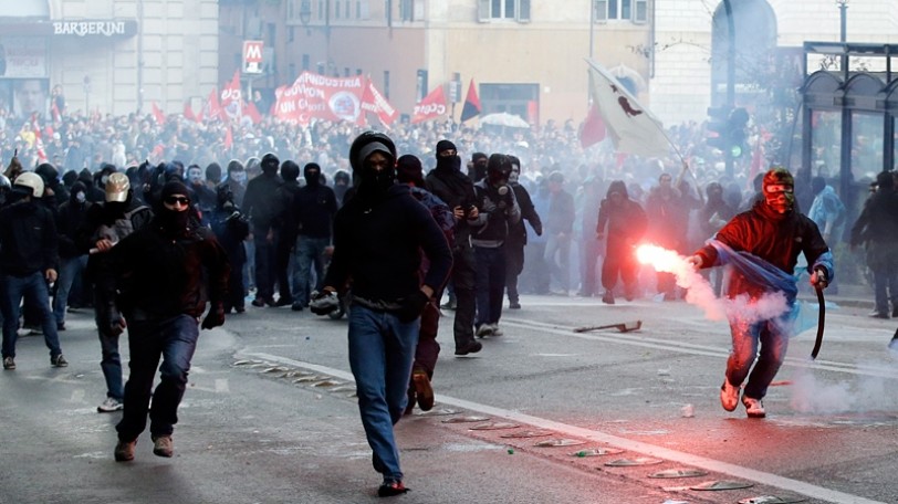صدامات خلال احتجاجات في نابولي