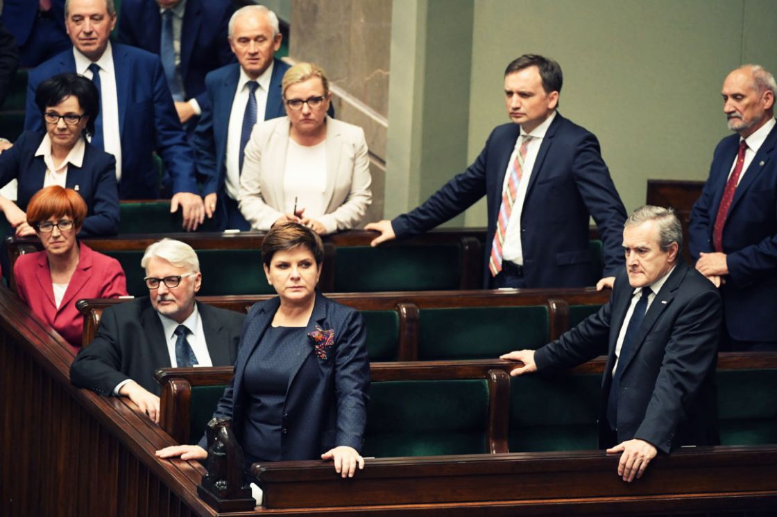 بولندا تقيل وزيري خارجيتها ودفاعها