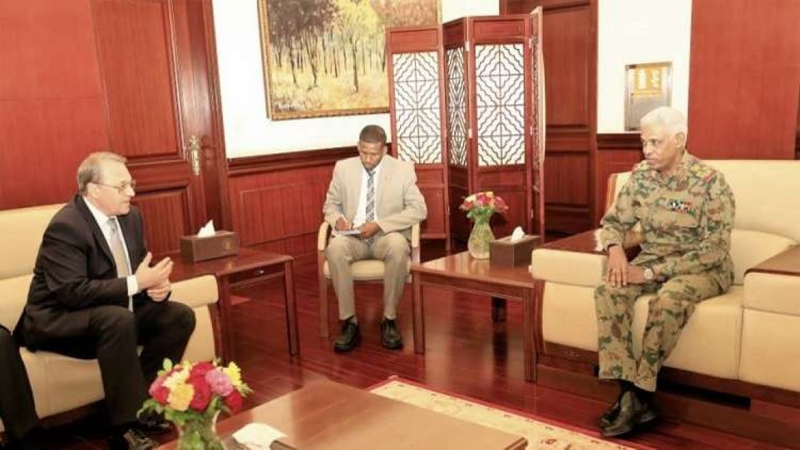 بوغدانوف يبحث العلاقات الثنائية مع وزير الدفاع السوداني