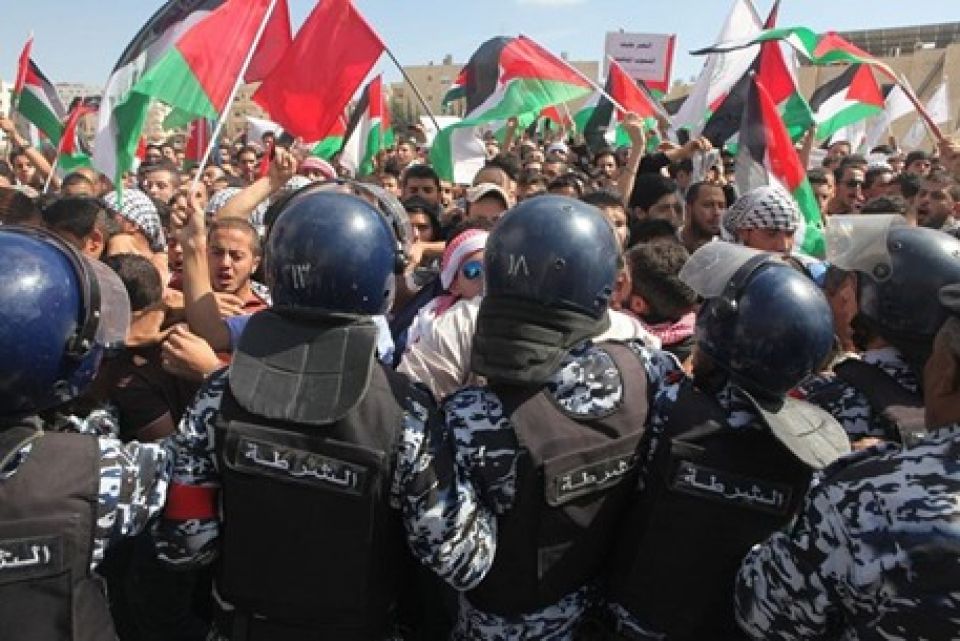 أمن النظام الأردني يعتدي بوحشية على متظاهرين قرب سفارة الاحتلال في عمّان