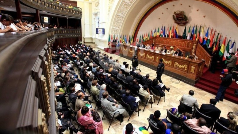 البرلمانيون اليمينيون في فنزويلا يصوتون على قرار تنحي الرئيس نيكولاس مادورو