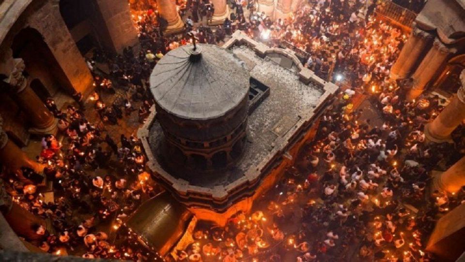 آلاف المسيحيّين يحتفلون بالفصح في كنيسة القيامة رغم اعتداءات شرطة الاحتلال