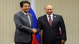 الرئيس الروسي فلاديمير بوتين ورئيس الوزراء الياباني شينزو آبي