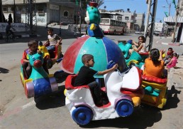 أطفال فلسطينيون يلهون احتفالاً بعيد الأضحى في مدينة رفح في جنوب قطاع غزة أمس (أ ف ب)
