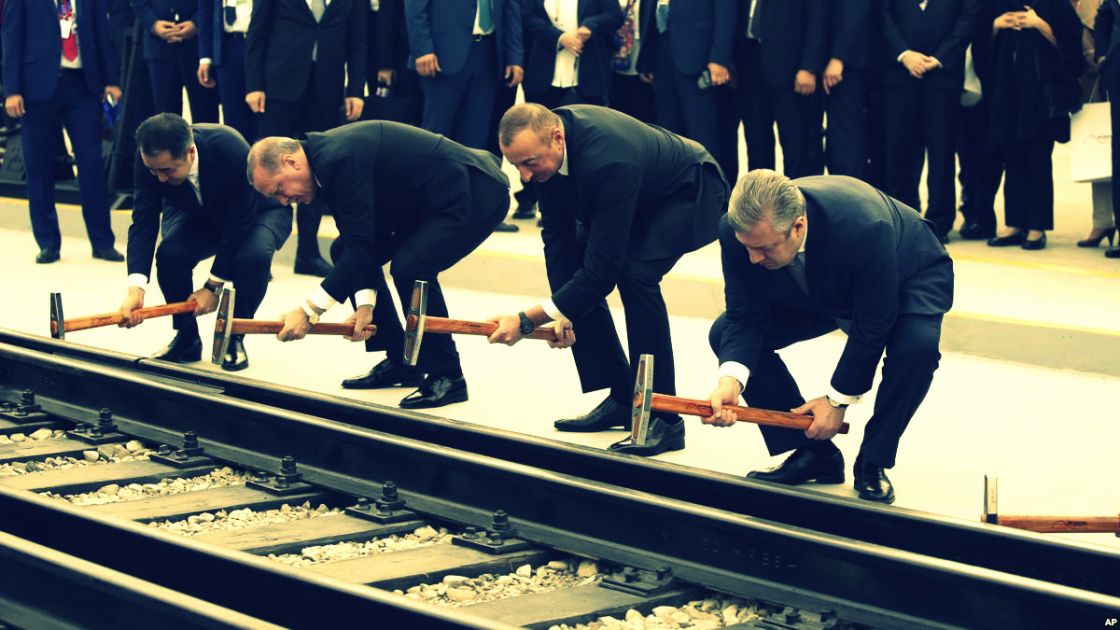 افتتاح خط سكك حديد يربط آسيا بأوروبا