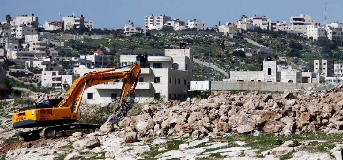 قوات الاحتلال تنفذ عمليات هدم في موقع فلسطيني أثري