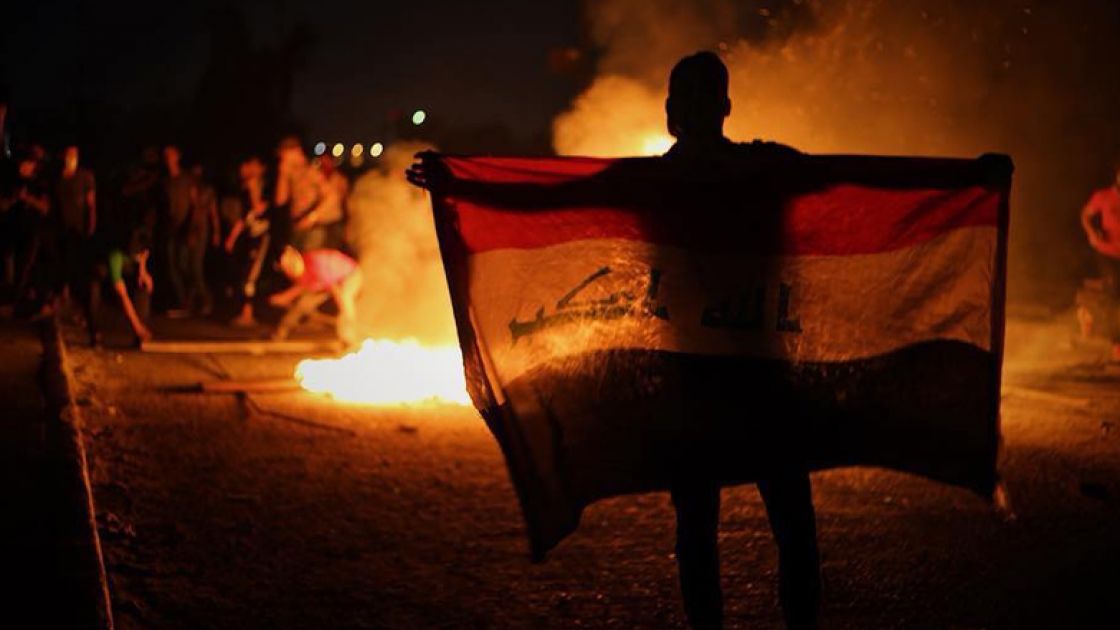 محتجون يحرقون مبنى محافظة البصرة وفرض حظر للتجوال بعد مقتل 6 منهم