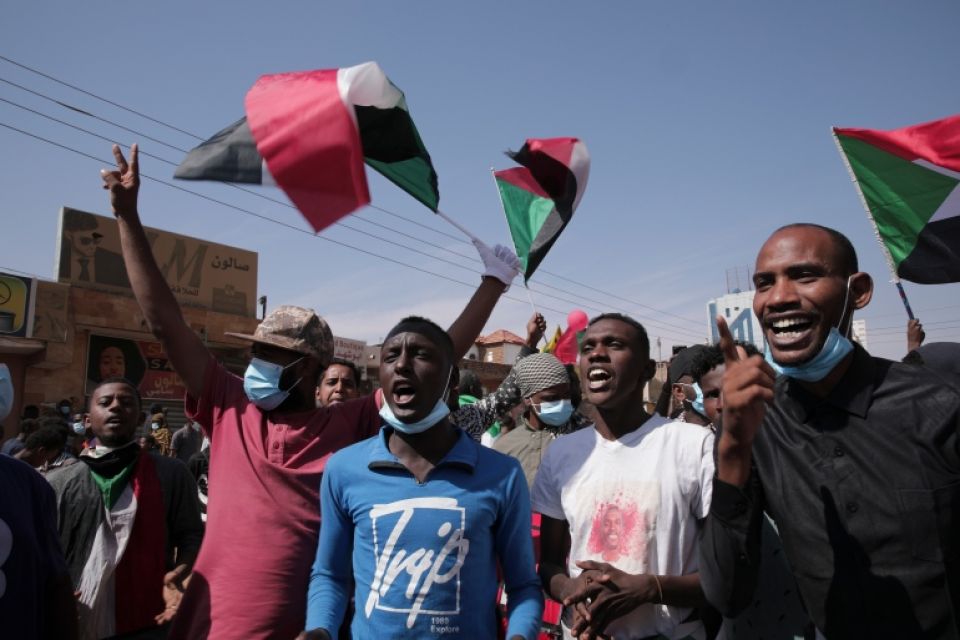 السودان: المتظاهرون يصلون القصر الرئاسي ومواجهات مع الأمن