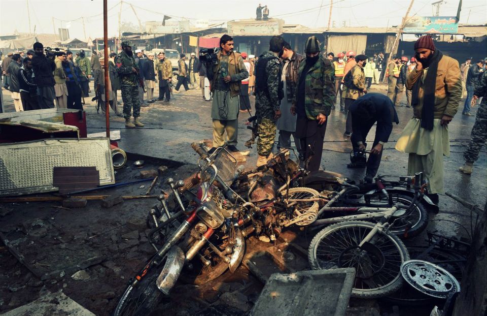 قنبلة مزروعة بجانب الطريق انفجرت أثناء عبور قافلة للشرطة الباكستانية