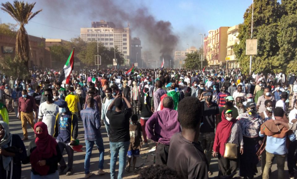 السودان: «مليونية» جديدة وقوات الأمن تلجأ للقمع وتقتل متظاهراً