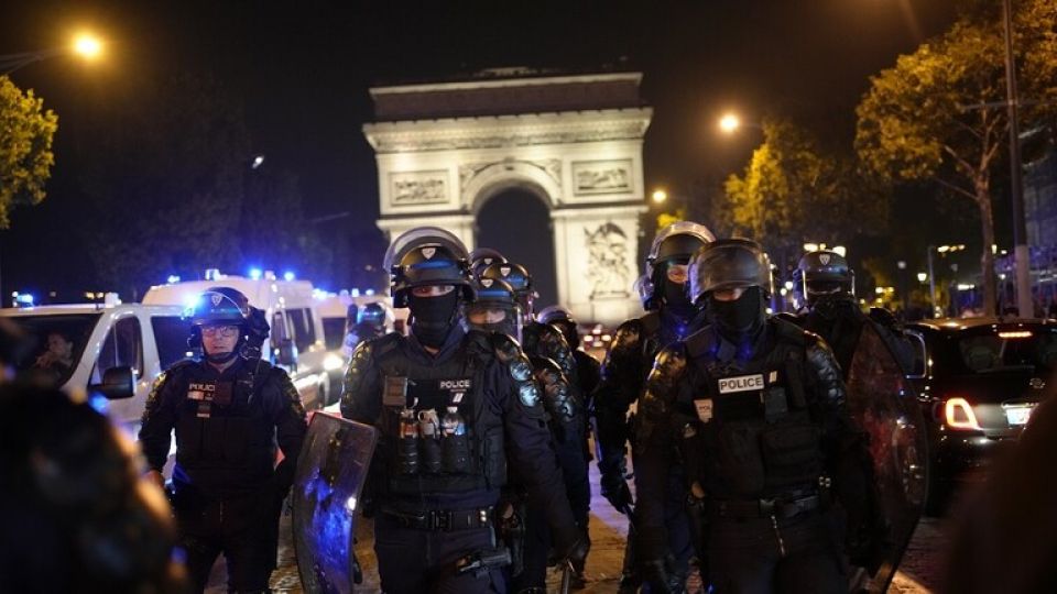 فرنسا: مزيج الاحتجاجات والشغب والعنف يتصاعد واعتقال 486 شخصاً الليلة الماضية