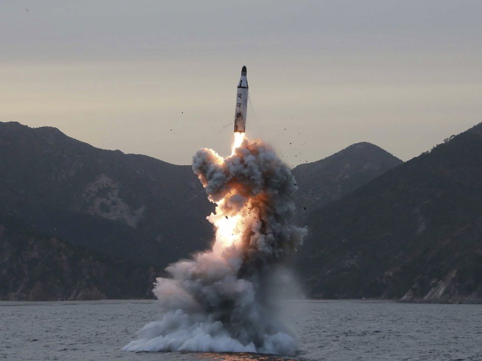 أعلنت الحكومة اليابانية عن عقد اجتماع طارئ لمجلس الأمن القومي على خلفية هذه التجربة الصاروخية