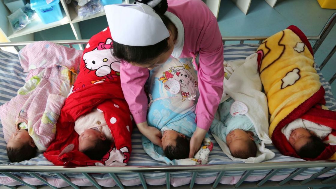 الصين تسمح بإنجاب الطفل الثالث