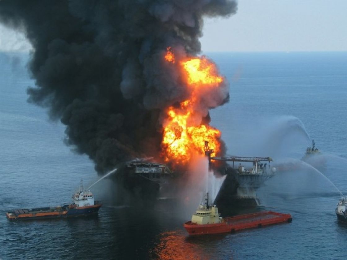 ناقلة النفط الإيرانية المشتعلة قد تنفجر وسط تحذيرات من كارثة مرتقبة