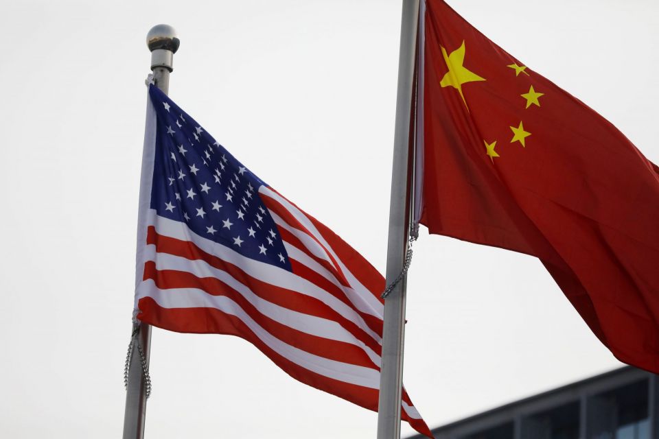 عقوبات صينية مضادة على وزير التجارة الأمريكي السابق وآخرين