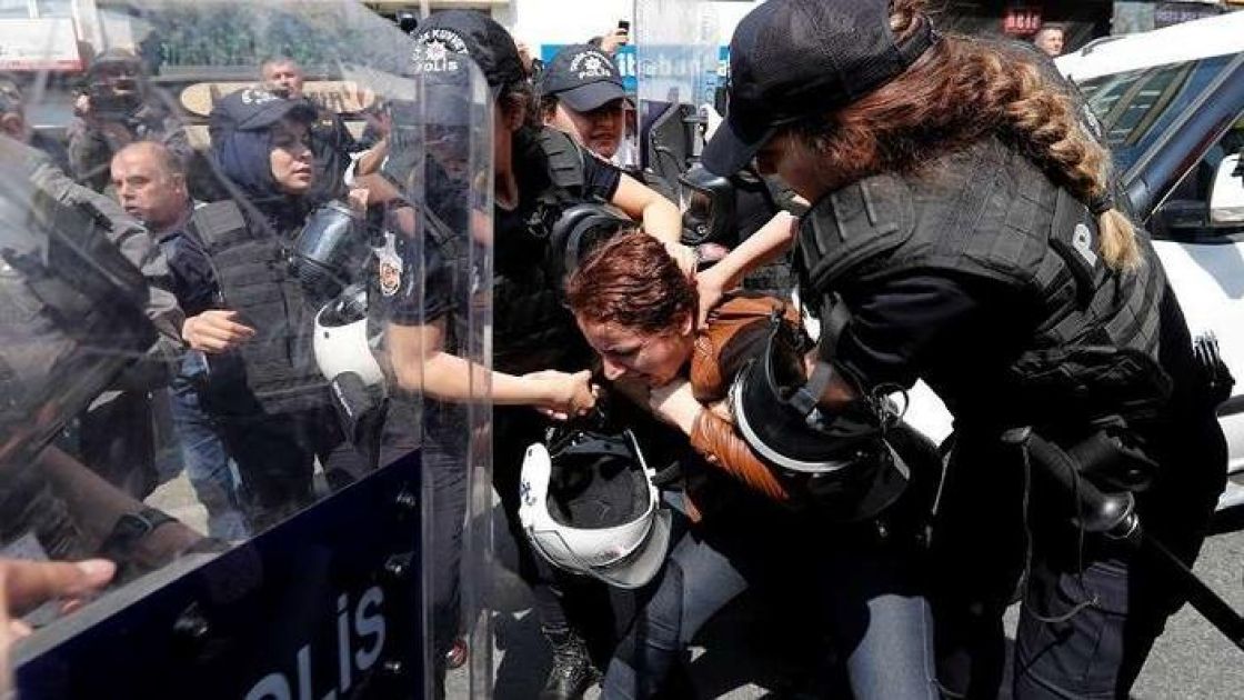 السلطات التركية تقمع مسيرة العمال