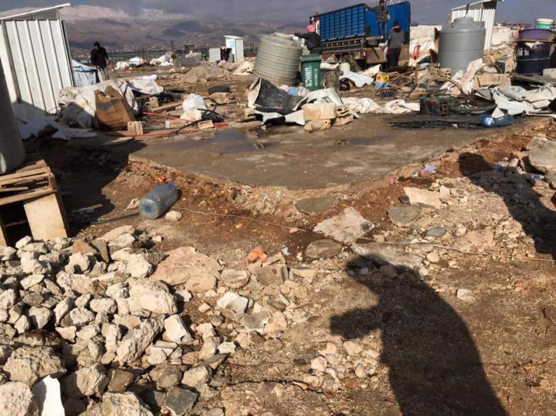 السلطات اللبنانية تزيل مخيماً للاجئين السوريين دون تأمين بديل: 60 عائلة تحت جنح الظلام والمطر!