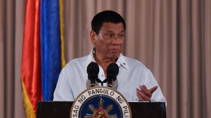 الرئيس الفلبيني يحذر واشنطن من تخزين الأسلحة في بلاده