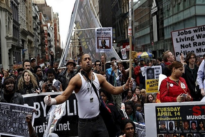 مئات الأشخاص يتظاهرون في نيويورك ضد وحشية وعنصرية الشرطة الأمريكية