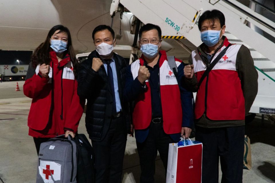 الصين تواصل إرسال الفرق الطبية للخارج