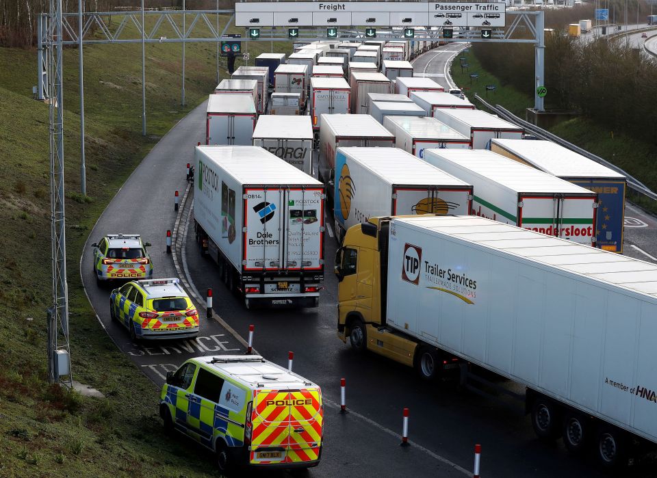 طابور من 10 آلاف شاحنة على الحدود الفرنسية البريطانية!