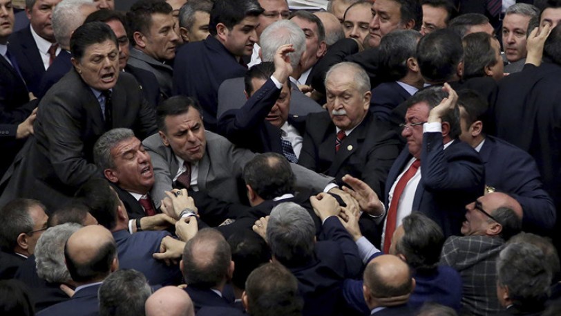 عراك عنيف في البرلمان التركي بسبب تعديلات أردوغان!
