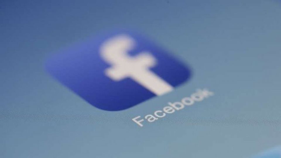 فيسبوك تعترف بتسريب صور ملايين المستخدمين