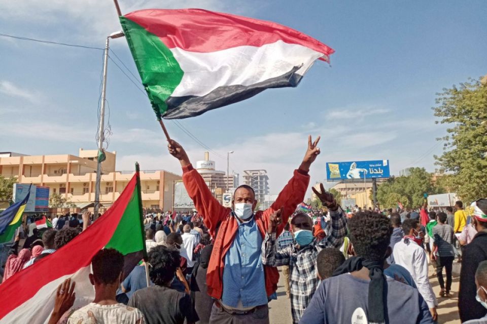 النظام السوداني يغلق الجسور ويقطع الإنترنت قبيل تظاهرات