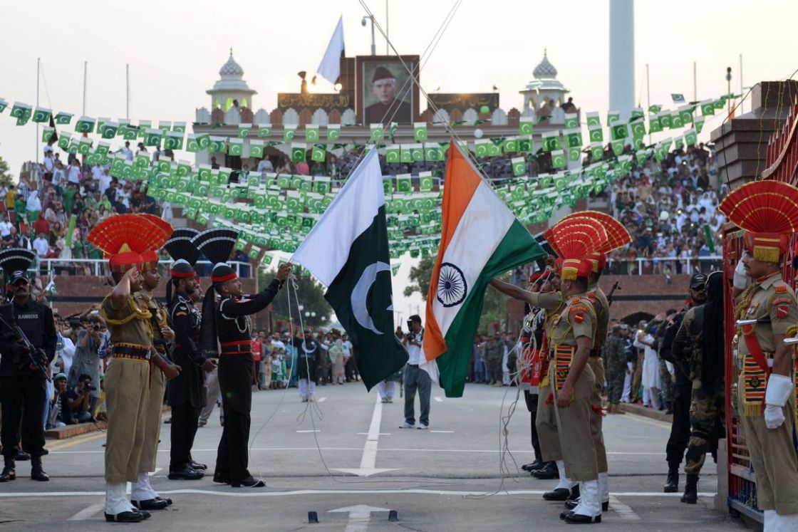 الهند وباكستان تتبادلان قوائم بالمنشآت النووية والسجناء
