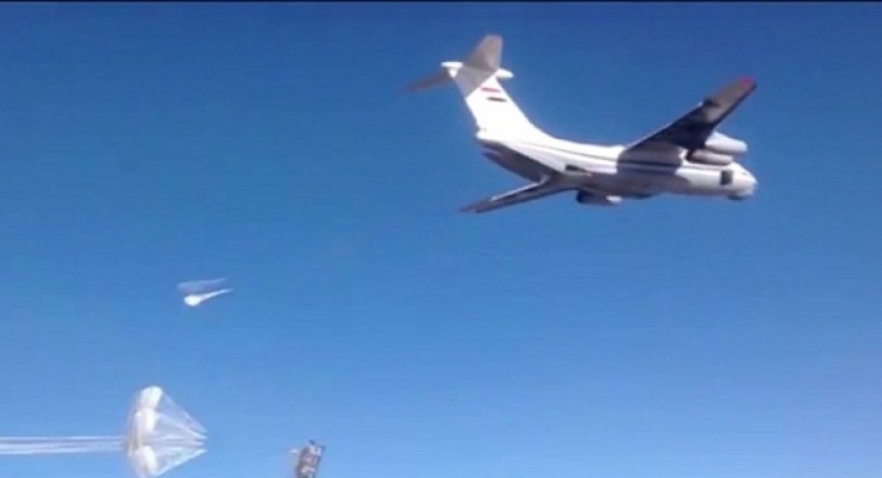 طائرة روسية تنقل 17 طنا من المساعدات إلى دير الزور المحاصرة