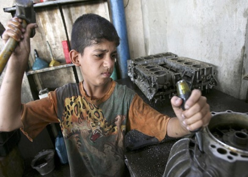 أطفال سوريون يعملون 12 ساعة مقابل 300 ليرة يومياً