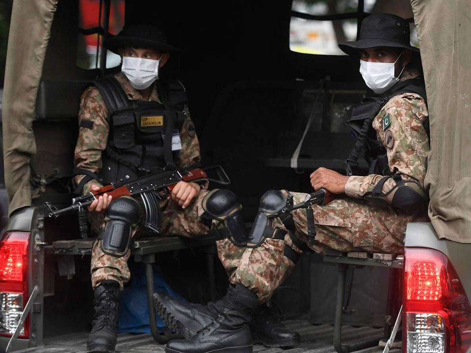 الجيش الباكستاني يسند الشرطة لفرض قيود كورونا