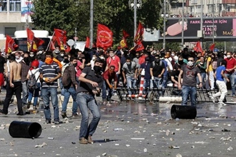 إسطنبول.. الشرطة تستخدم خراطيم المياه لتفريق مظاهرة خرجت في يوم السلام العالمي