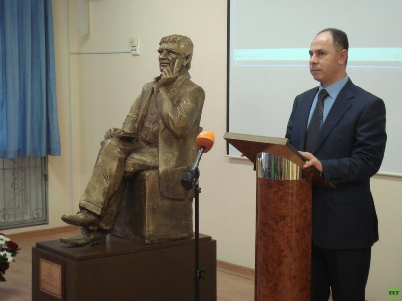 تدشين تمثال للشاعر الراحل محمود درويش في موسكو