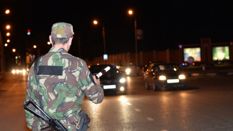 عنصر من قوات الأمن الشيشانية في غروزني