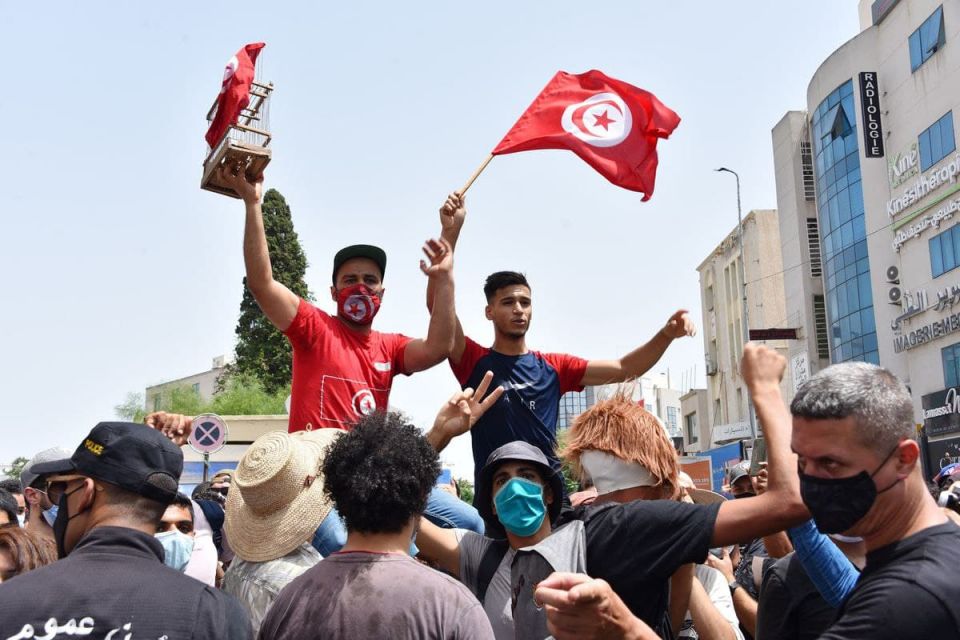 هل ما تشهده تونس تغييرٌ متأخرٌ للنظام؟