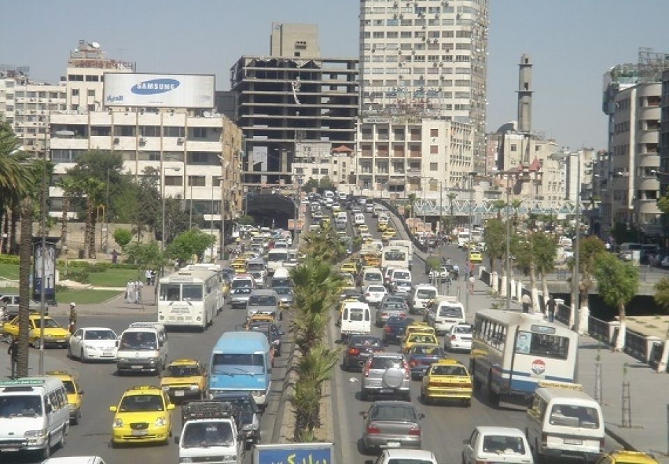 شارع «الثورة» عورة خدمات دمشق.. طرقات وأرصفة «مهترئة» وأعمال الصيانة «بشروط»!