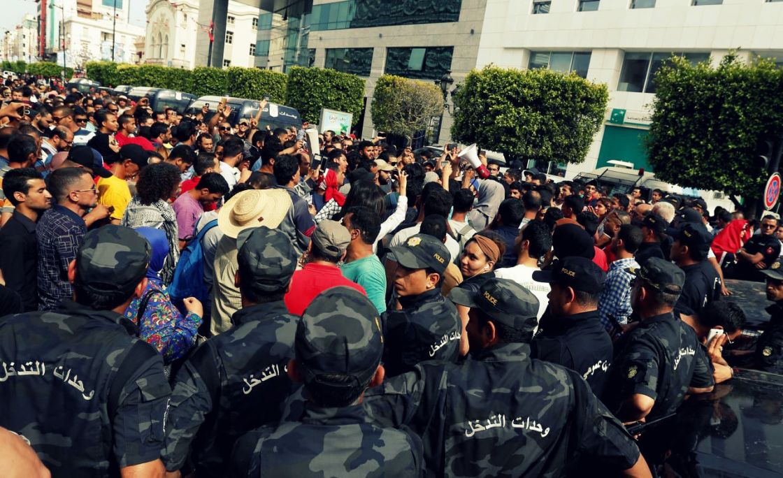 الرئاسة التونسية تدافع عن القمع