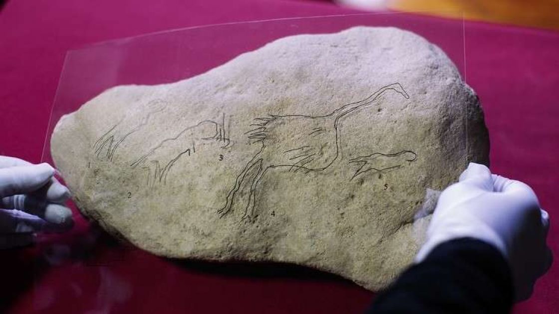 اكتشاف رسوم صخرية للبشر والطيور من العصر الحجري القديم