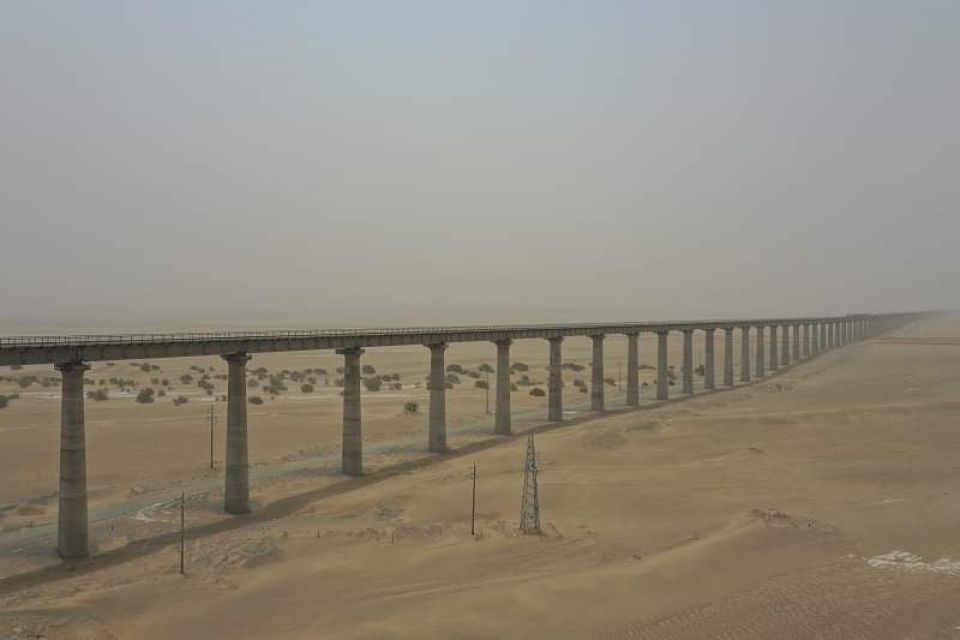 بالصور: الصين تخترق صحراء رمال متحرّكة بسكة قطار طولها 2712 كيلومتراً