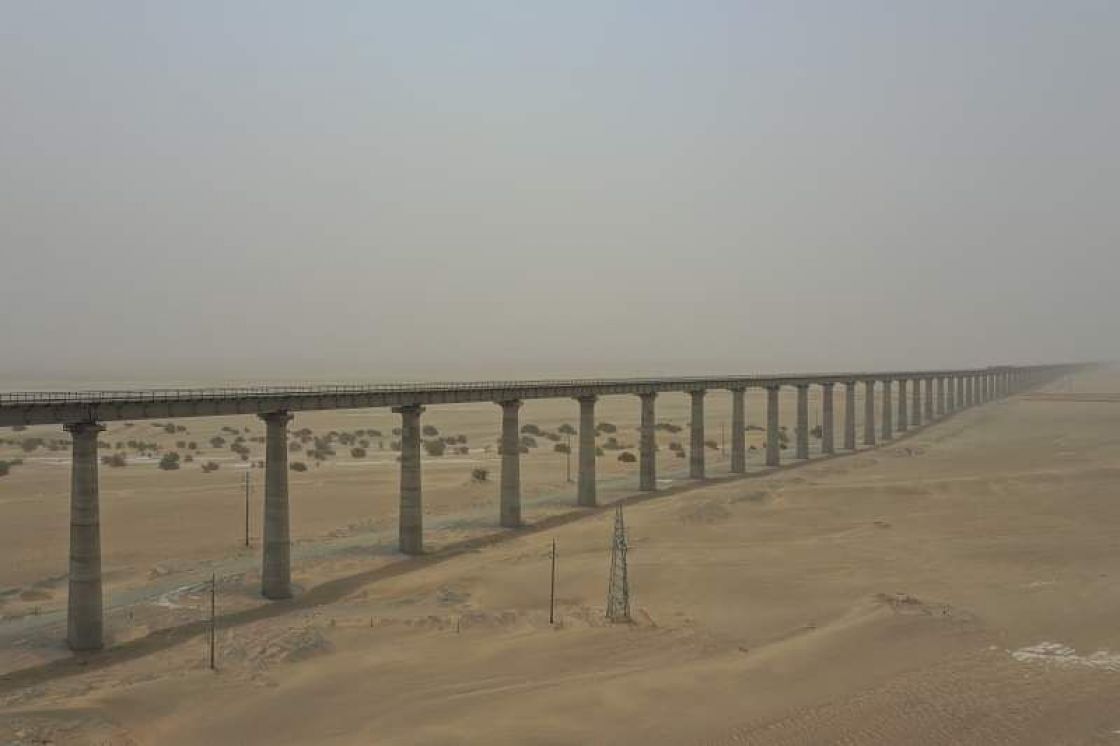 بالصور: الصين تخترق صحراء رمال متحرّكة بسكة قطار طولها 2712 كيلومتراً
