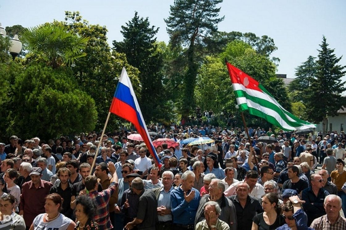 سلطة ومعارضة أبخازيا : للتكامل مع الروس