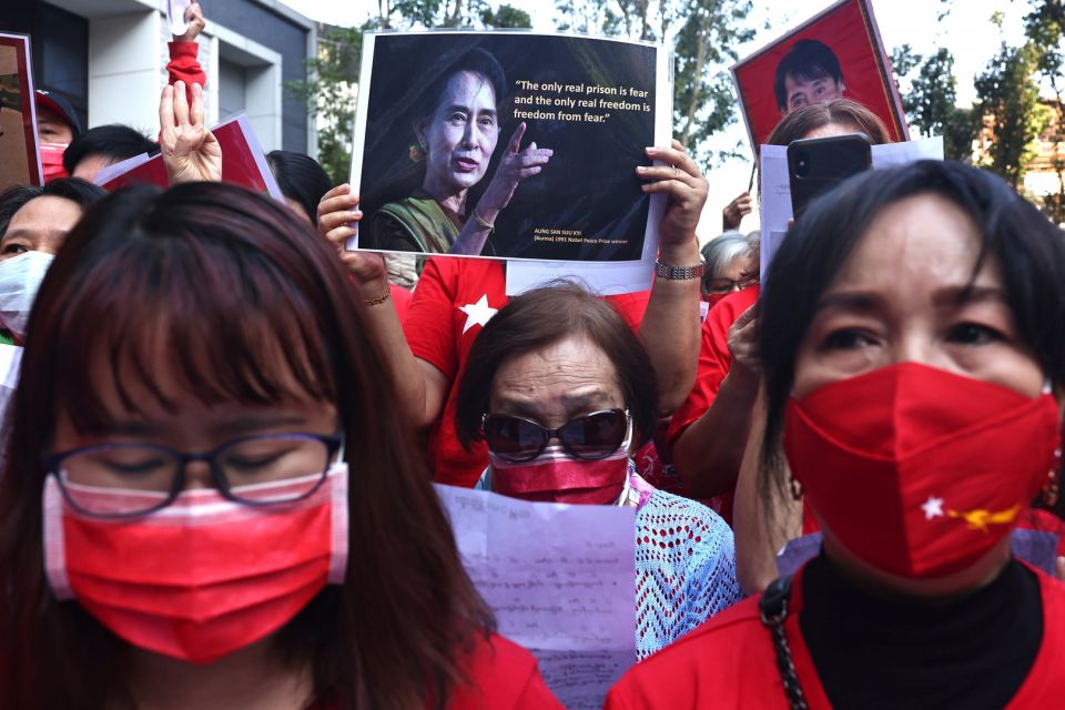 في ميانمار ، المجلس العسكري يطلق سراح مئات المتظاهرين