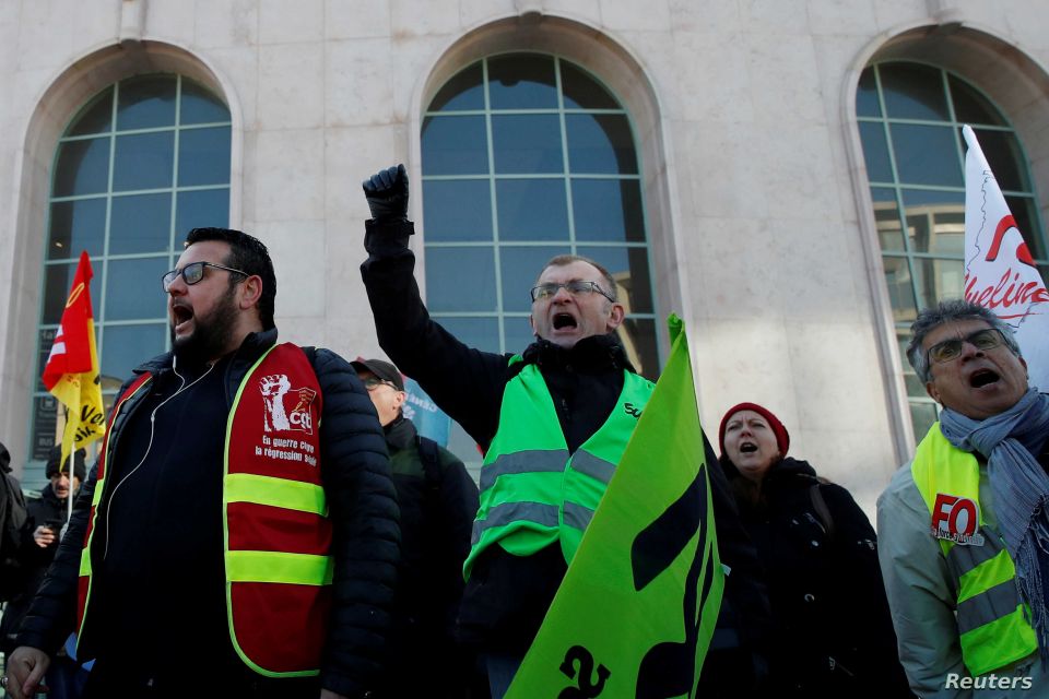 العمال والسترات الصفراء في فرنسا يتظاهرون احتجاجاً على ارتفاع البطالة و«مشروع قانون الأمن الشامل»