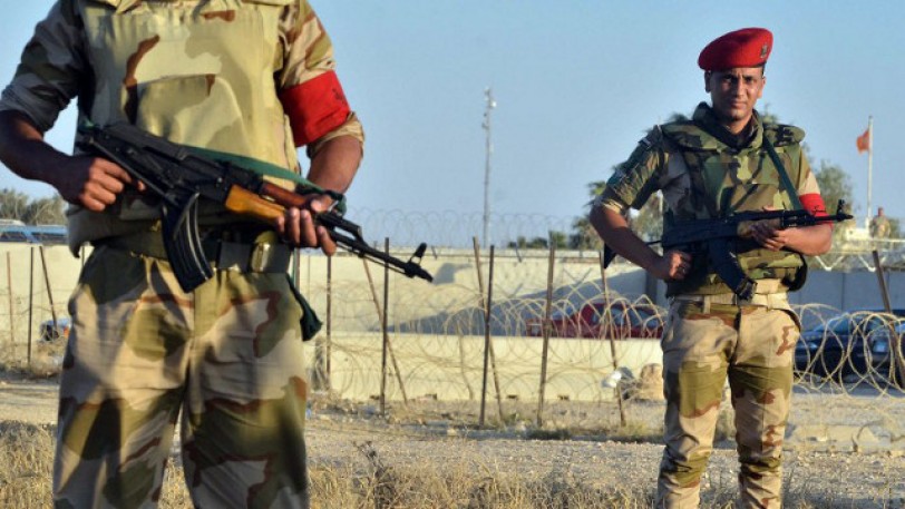 مقتل  اثنين من العسكريين المصريين وإصابة 14 آخرين في هجوم مسلح بالسويس