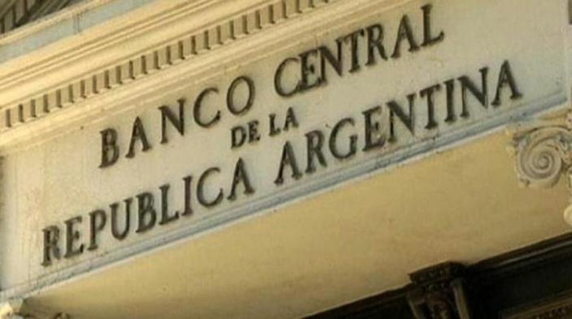 استقالة رئيس «المركزي الأرجنتيني» بعد انخفاض البيزو 6.4%