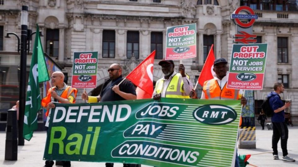 أضخم إضراب لعمال سكك الحديد في بريطانيا منذ 33 عامًا