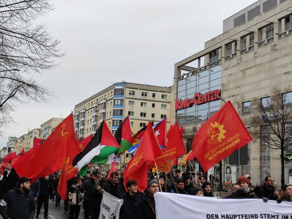 متظاهرون في برلين: «أوقفوا حرب كييف المدعومة أمريكياً» و«ناضلوا ضد سياسات الحرب لا ضد روسيا»